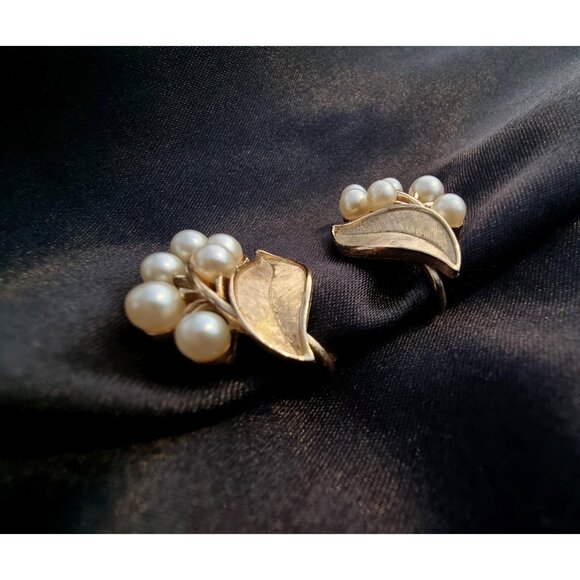 Vintage 1960s CROWN TRIFARI Gold Tone Floral Leaves Faux Pearls Earrings - Picture 5 of 6